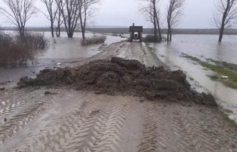 Aşırı yağış sonucu iki köy arası ulaşıma kapatıldı