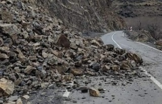Kaya parçaları düştü, yol trafiğe kapandı