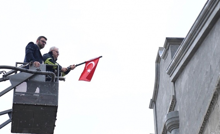 Başkan Helvacıoğlu, Türk bayrağını müze binasına dikti !